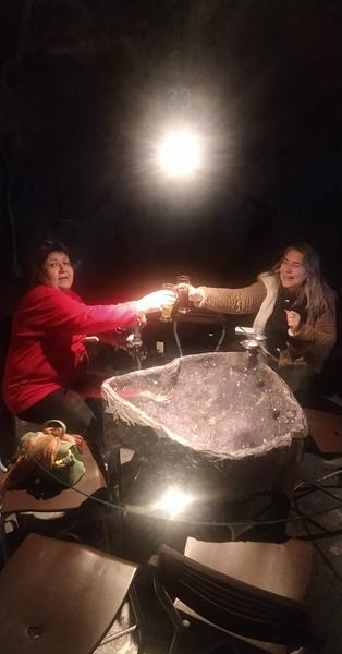 Geodo de ametista aberto dentro da mina, em Ametista do Sul, em junho de 2024.
