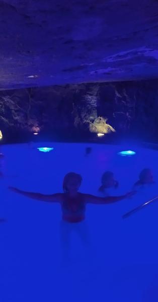 Piscina termal iluminada dentro de gruta natural, na caravana a Ametista e Derrubadas de junho de 2024.