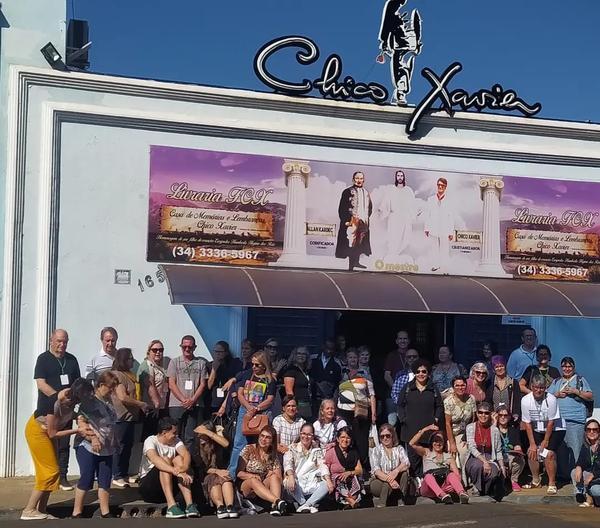 Grupo reunido na fachada da Casa de Memórias e Lembranças Chico Xavier, em Uberaba, na caravana de abril de 2024.