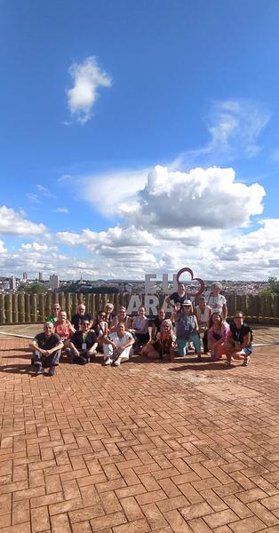 Grupo num mirante da cidade, na caravana a Minas Gerais de abril de 2024.