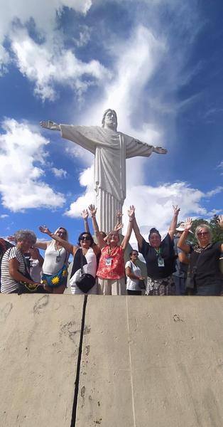 Grupo aos pés do Cristo, num ponto alto do roteiro por Minas Gerais em abril de 2024.