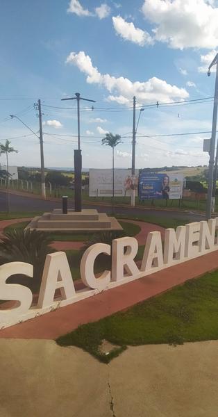 Letreiro de entrada de Sacramento, em Minas Gerais, na caravana de abril de 2024.
