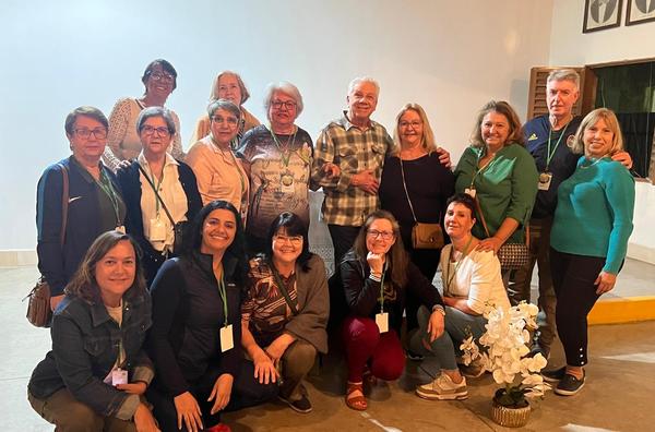 Grupo reunido numa das visitas da caravana a Minas Gerais de abril de 2024.