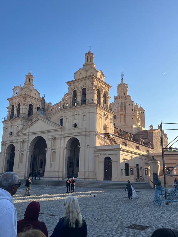 Fachada da catedral historica de Cordoba, no Grand Tour Andino de maio de 2026.