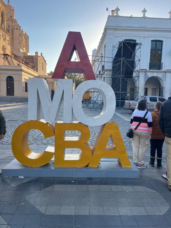 Praca historica de Cordoba, com a catedral ao fundo, no Grand Tour Andino de maio de 2026.