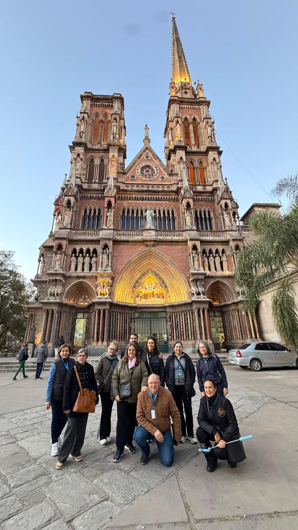 Grand Tour Andino, grupo posa em frente a catedral, maio de 2026