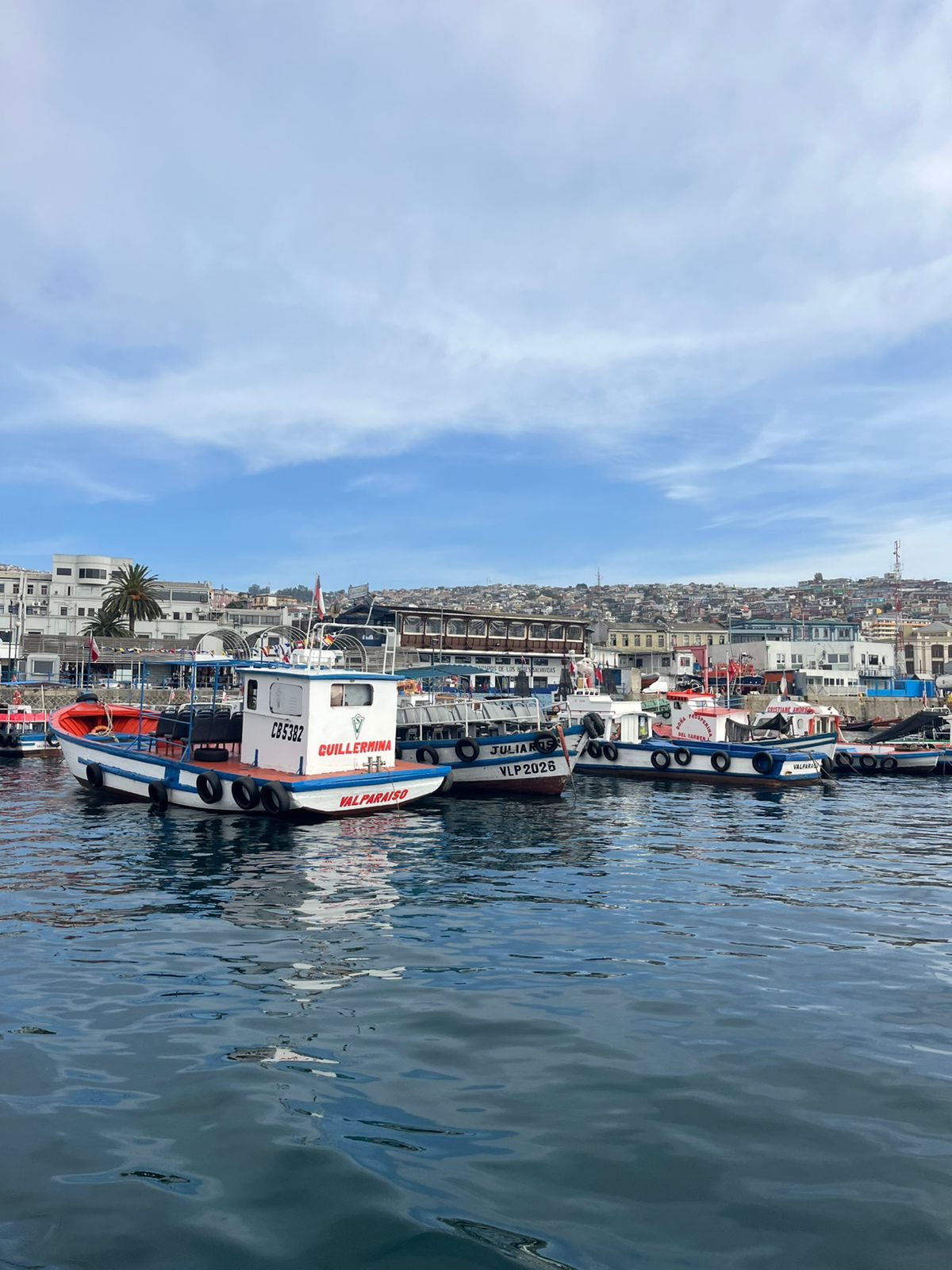 Valparaíso, barcos de pesca no porto na caravana Grand Tour Andino