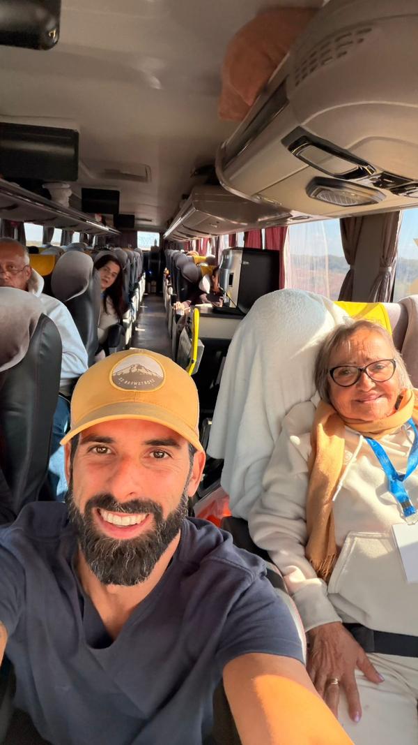 Grand Tour Andino, passageiros sorridentes dentro do onibus, maio de 2026