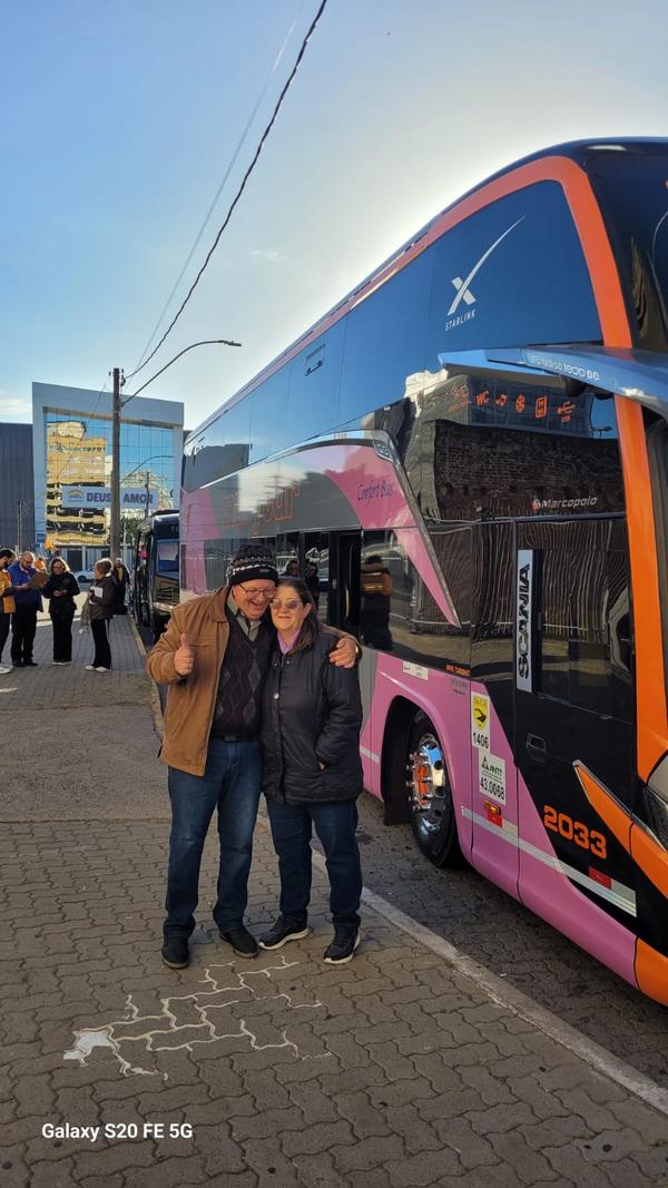 Grand Tour Andino, casal ao lado do onibus da caravana, maio de 2026