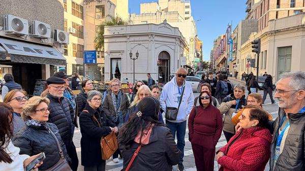 Grand Tour Andino, grupo reunido em rua de cidade historica, maio de 2026