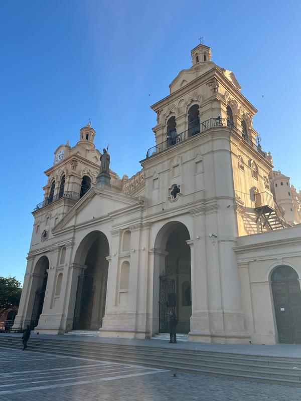 Cordoba, fachada da catedral com duas torres, na Grand Tour Andino de maio de 2026