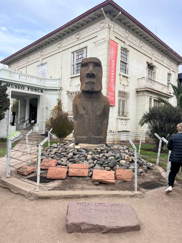 Vina del Mar, moai no Museu Fonck na caravana Grand Tour Andino