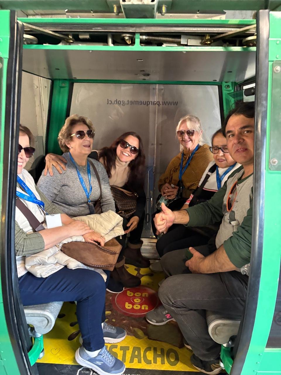 Grupo dentro do ônibus observando paisagem pela janela, vida no trajeto