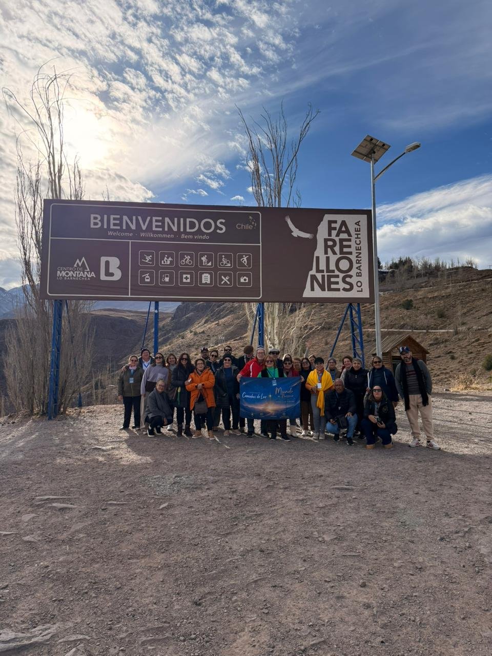 Grupo grande em altitude montanhosa, pessoas e natureza selvagem, horizontal