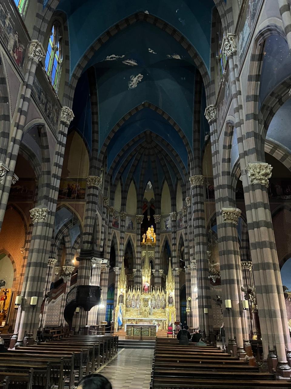 Grupo em frente à Catedral Metropolitana com céu azul, ponto turístico consolidado