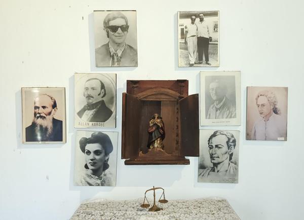Colégio Allan Kardec, em Sacramento, com retratos de referências espíritas