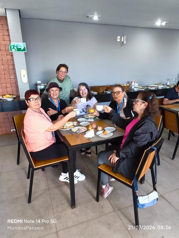 Café da manhã em grupo, na Caravana Caminhos de Luz, viagem espírita por Minas
