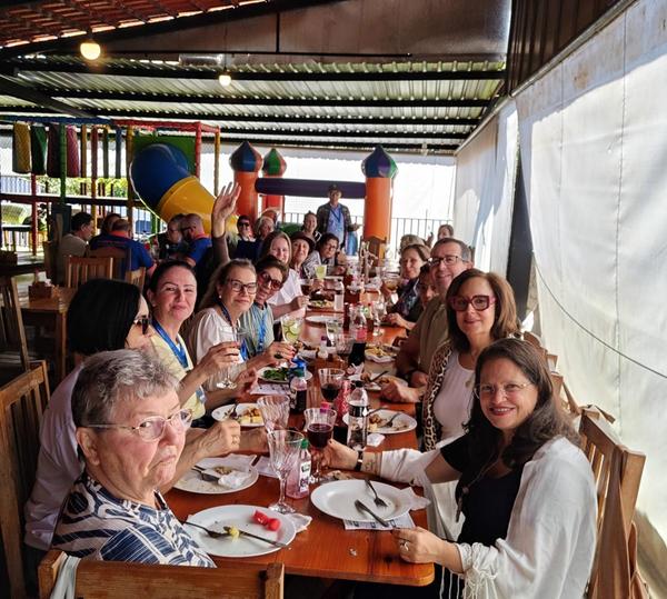 Almoço em grupo, na Caravana Minas Espirita de julho de 2026