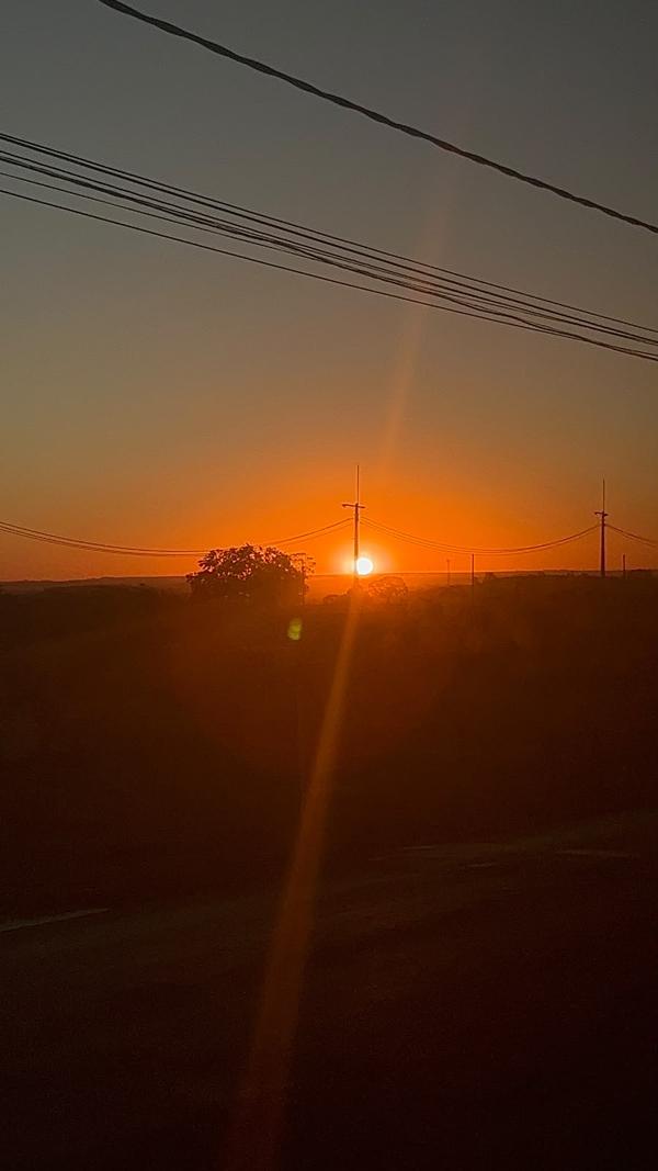 Pôr do sol visto da estrada, na Caravana Minas Espirita de julho de 2026