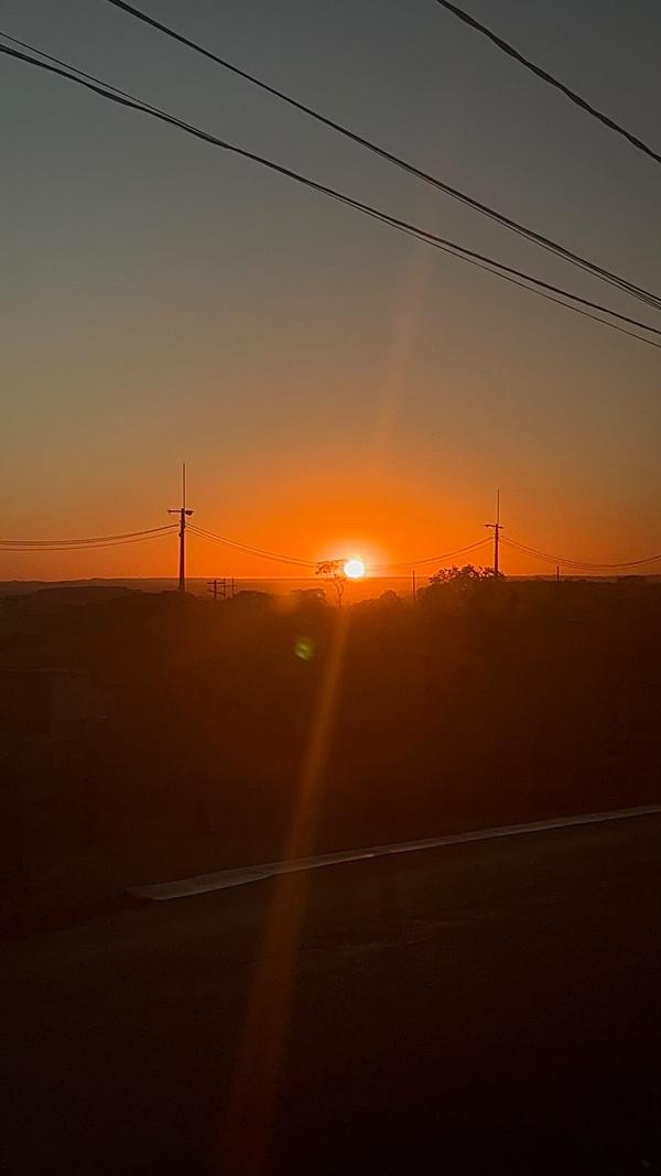 Pôr do sol visto da estrada, na Caravana Minas Espirita de julho de 2026