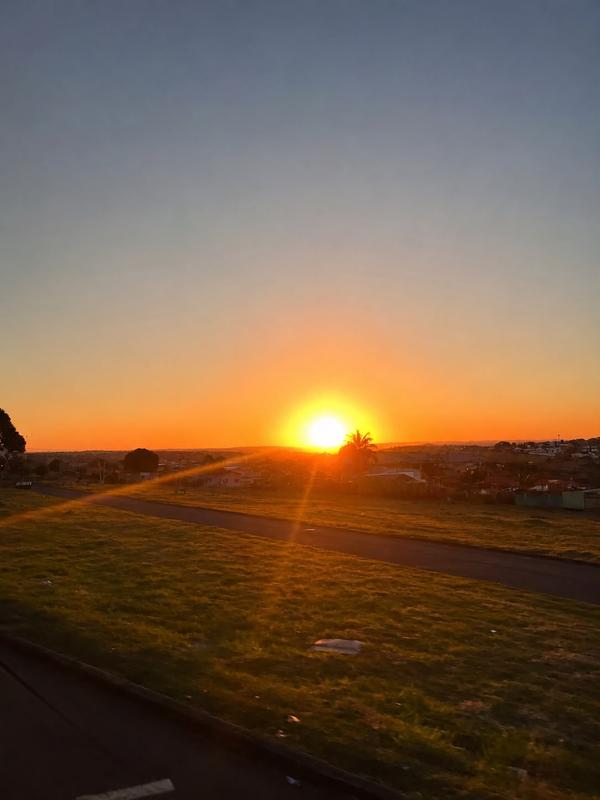 Pôr do sol visto da estrada, na Caravana Minas Espirita de julho de 2026