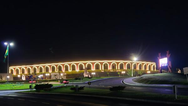 Resort Termas Romanas, arcos iluminados na entrada principal à noite