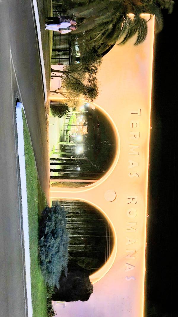 Resort Termas Romanas, fachada iluminada na chegada da caravana