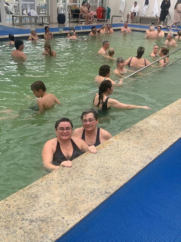 Resort Termas Romanas, passageiras na borda da piscina termal coberta
