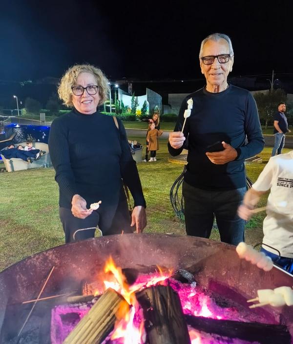 Resort Termas Romanas, fogueira com marshmallow na noite de agosto