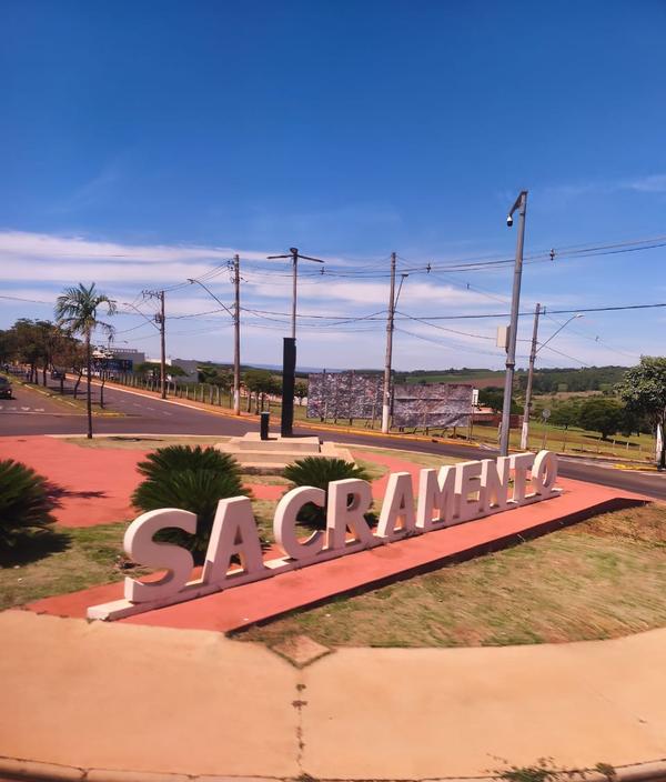 Placa na entrada de Sacramento, na Caravana Minas Espirita de novembro de 2025.