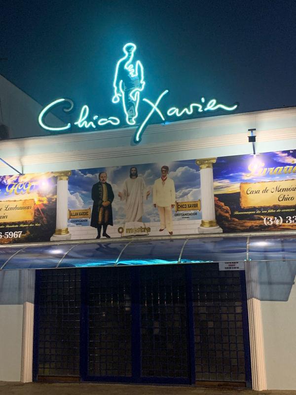Fachada iluminada do Memorial Chico Xavier, em Uberaba, a noite