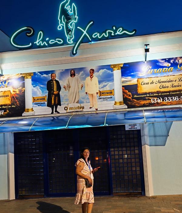 Letreiro iluminado do Memorial Chico Xavier a noite, na cidade de Uberaba