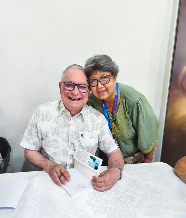 Momento de autografos na caravana espirita de novembro de 2025