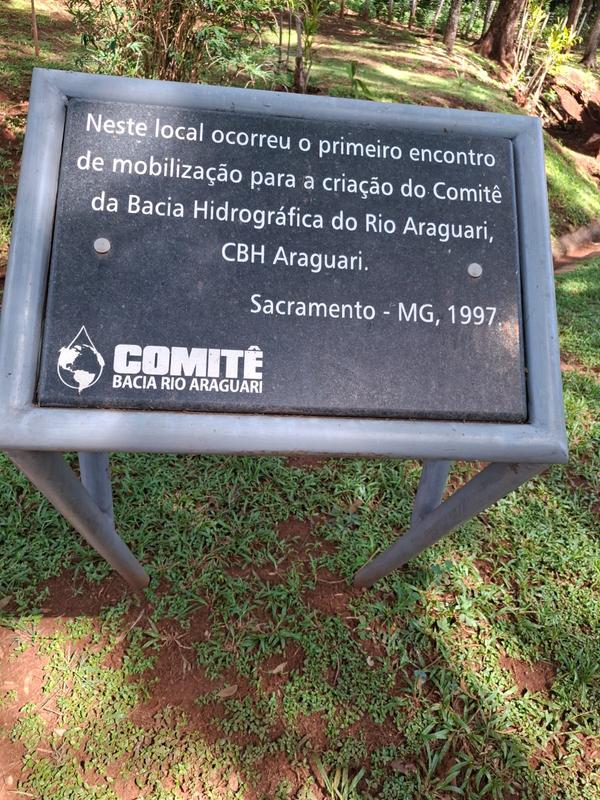 Placa historica em area verde da cidade, na Caravana Minas Espirita de novembro de 2025