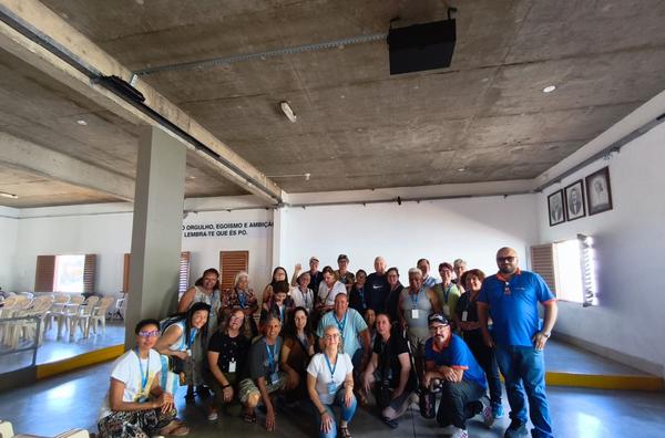 Grupo reunido em salao amplo durante a Caravana Minas Espirita de novembro de 2025.