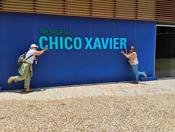 No letreiro do Memorial Chico Xavier. Caravana Minas Espirita de novembro de 2025