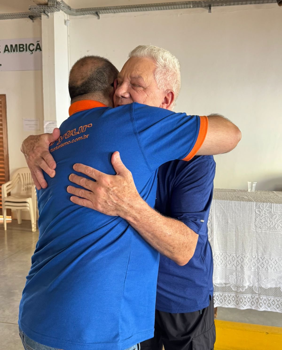 Duas pessoas abraçadas, momento de alegria e conexão