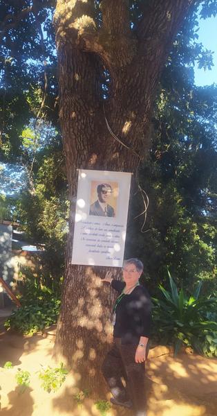 Homenagem afixada numa árvore, numa das paradas da caravana a Minas Gerais de julho de 2024.