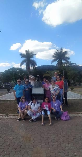 Grupo numa praça da cidade, na caravana a Minas Gerais de julho de 2024.