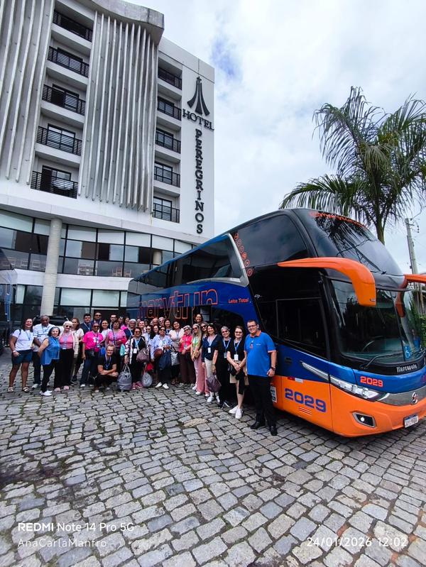 Grupo em frente ao hotel em Aparecida, durante a caravana de janeiro de 2026