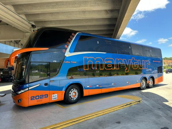 Ônibus fretado da caravana, pronto para a viagem a Aparecida e Frei Galvão