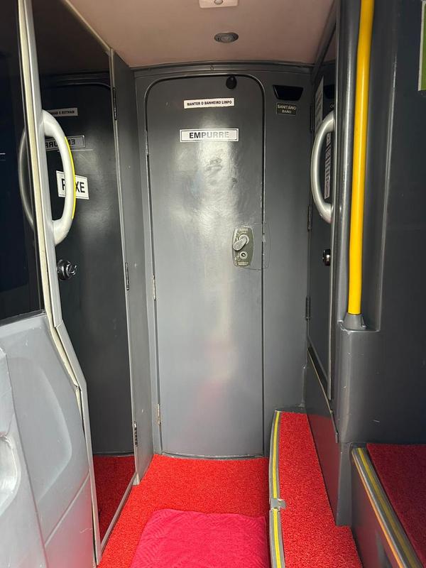 Corredor de acesso e banheiro a bordo do ônibus da caravana a Aparecida