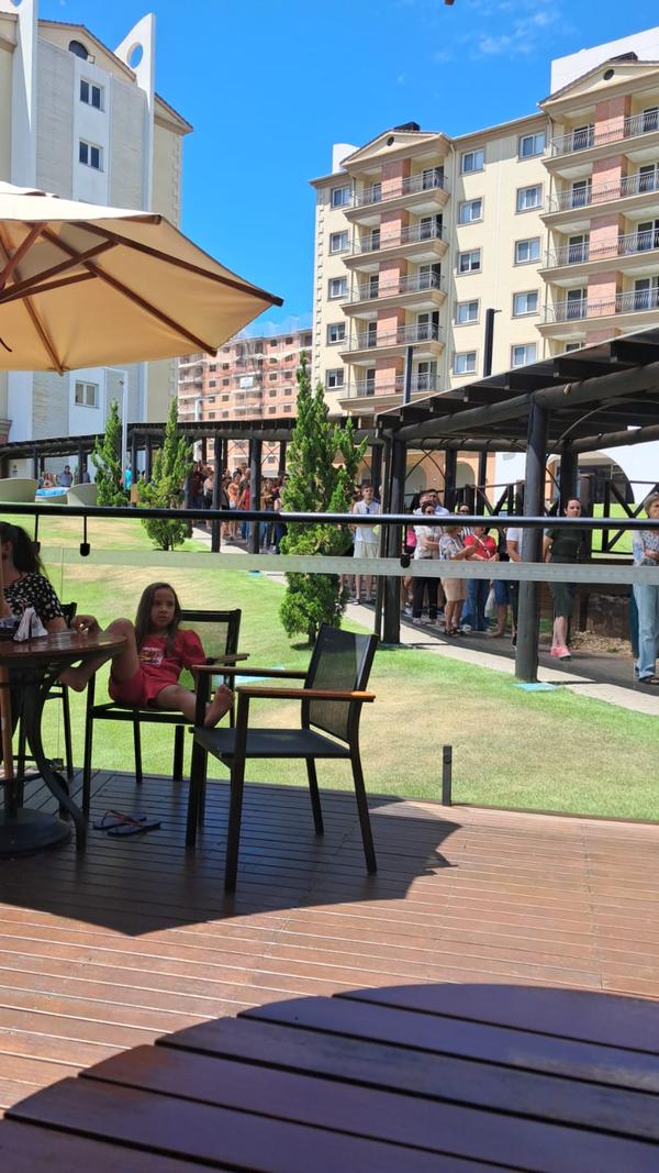 Resort Termas Romanas, em Restinga Seca, terraço externo com guarda-sóis