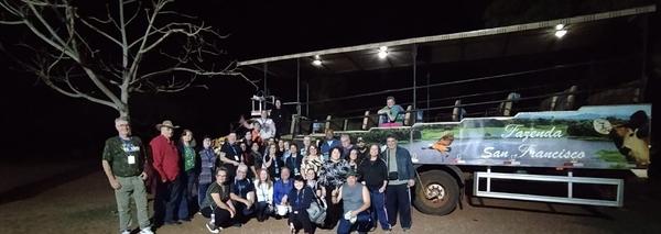 Grupo na Fazenda San Francisco antes do safari, na Caravana Pantanal de outubro de 2025.