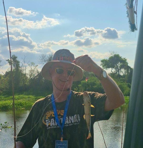Pescaria com camiseta da Fazenda San Francisco, na Caravana Pantanal de outubro de 2025.