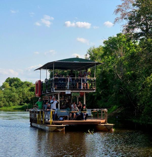Chalana navega pelas aguas do Pantanal, na Caravana Pantanal de outubro de 2025.