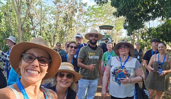 Selfie do grupo em trilha do Pantanal, na Caravana Pantanal de outubro de 2025.