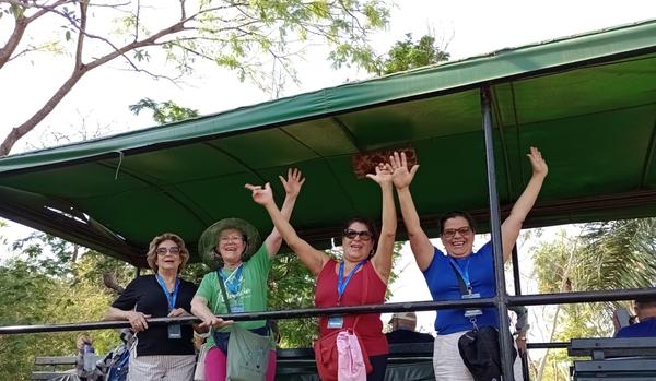 Passageiras no caminhao de safari do Pantanal, na Caravana Pantanal de outubro de 2025.
