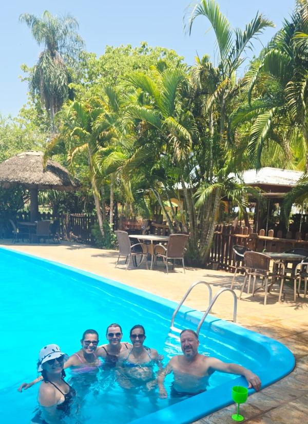 Grupo relaxa na piscina do alojamento durante a Caravana Pantanal de outubro de 2025.