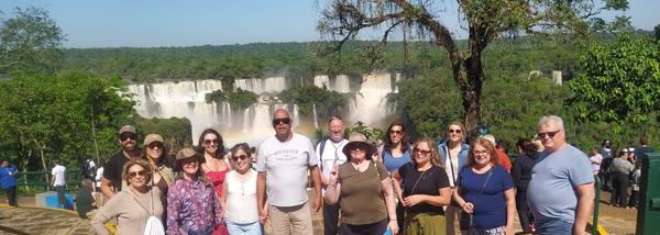 Grupo diante das Cataratas do Iguacu, em Foz do Iguacu, em outubro de 2025.